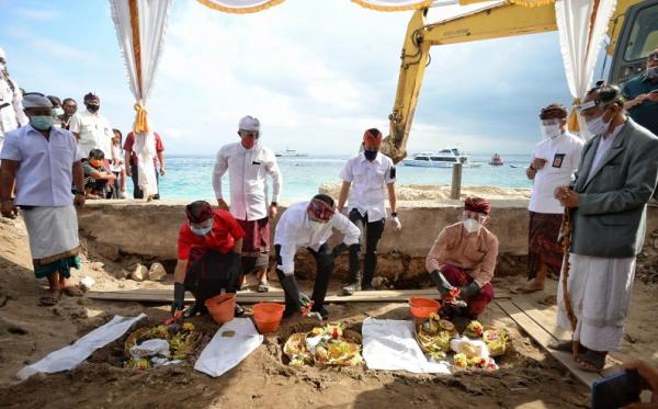 Peletakan batu pelabuhan Bali Menteri Perhubungan Budi Karya Sumadi saat meletakkan batu pertama pembangunan Pelabuhan Sampalan dan Bias Munjul di Klungkung, Bali, Senin (3/8/2020). (Foto: Biro Komunikasi dan Informasi Publik Kemenhub)