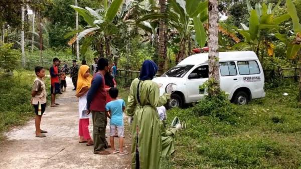 Korban tenggelam di Sungai Petugas mengevakuasi korban tenggelam di sungai di Padang Pariaman (Eka Guspriadi/iNews)