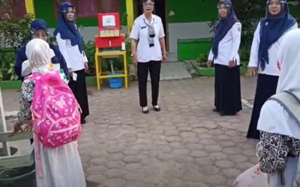 Siswa SD di Batang Sudah Sekolah Tatap Muka, Orang Tua ...