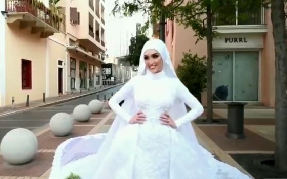 Israa Seblani sedang syuting video pernikahan saat ledakan terjadi (Foto: Twitter)