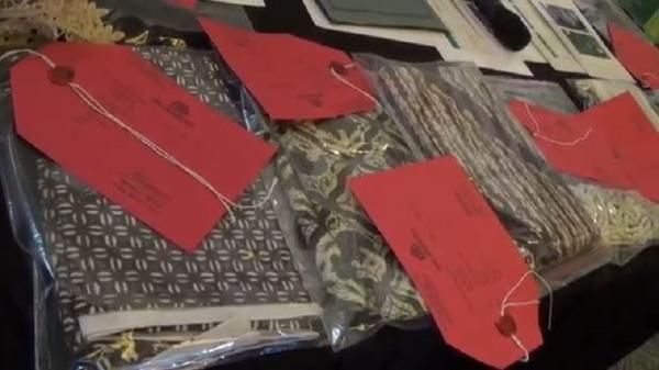 Barang bukti kain jarik yang disita dari Gilang Bungkus ‘Fetish Kain Jarik’ diekspose di Mapolrestabes Surabaya, Sabtu (8/8/2020). (Foto: iNews/Nursyafei)