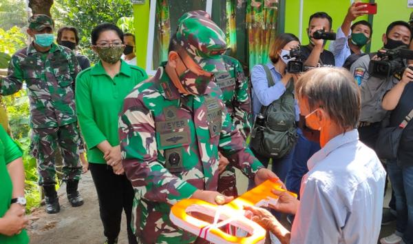 Danrem 131 Santiago Brigjen TNI Prince Meyer Putong Serah Terima Kunci dengan Keluarga Regar-Kalalo, Sabtu (8/8/2020) (Foto : Istimewa)