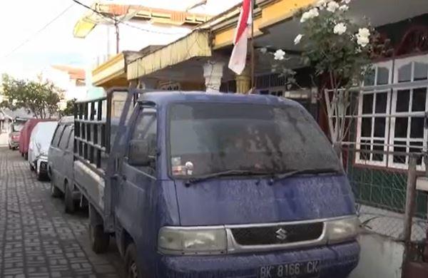 Abu vulkanik dari erupsi Gunung Sinabung menutupi mobil warga. Sabtu (8/8/2020) (Foto iNews/Ebenezer).