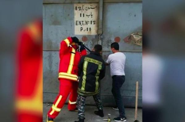Foto 3 orang petugas pemadam kebakaran yang tengah berusaha membuka pintu gudang berisi amonium nitrat sebelum ledakan dahsyat terjadi di Pelabuhan Beirut (foto: NYP)