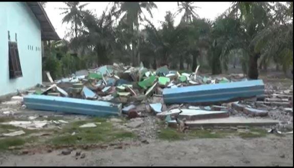 Rumah roboh Kondisi rumah istri muda setelah dirobohkan istri tua dengan eskavator. (Foto iNews/Wahyu Rustandi).