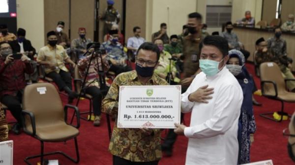 Gubernur Sumsel Gubernur Sumatera Selatan Herman Deru berikan bantuan uang kuliah ke mahasiswa terdampak Covid-19 (Humas Pemprov Sumsel)