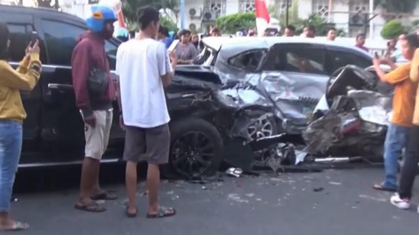 Kecelakaan mobil padang-1 Mobil Pajero Sport di Padang tabrak mobil yang diparkir (Budi Sunandar/iNews)