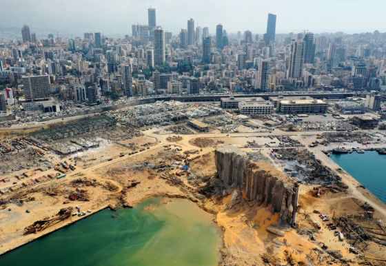 Ledakan di pelabuhan Beirut meninggalkan lubang sedalam 43 meter (Foto: AFP)