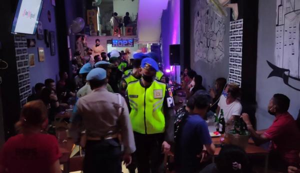 Suasana pemeriksaan identitas di salah satu tempat makan oleh Tim Razia Cipta Kondisi, Sabtu (8/8/2020) (Foto : Istimewa)