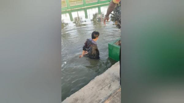 maling kotak amal Suroso, pencuri kotak amal di Masjid At-Taqwq Agam, Sumbar dilempar ke dalam kolam ikan (Wahyu Sikumbang/iNews)