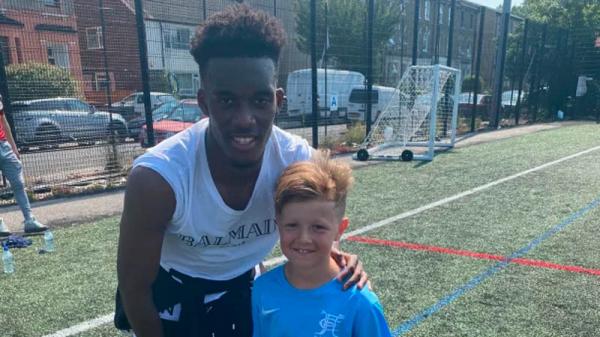 Callum Hudson-Odoi melayani permintaan berfoto bersama. (Foto: The Sun)