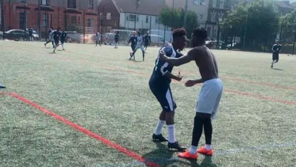 Callum Hudson-Odoi (kiri) ikut tampil dalam laga amal untuk pendukung antikekerasan kepada etnis kulit hitam menggunakan pisau.. (Foto: The Sun)