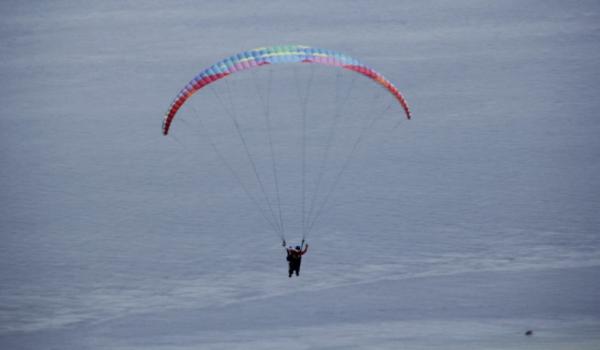 Atlet FASI paragliding sedang terbang, Selasa (11/8/2020) (Foto : Lanud Sam Ratulangi)
