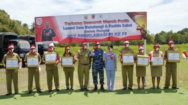 Danlanud Sam Ratulangi Manado Kolonel PNB Abram Tumanduk memberikan bantuan bola voli dan net voli, Selasa (11/8/2020) (Foto : Lanud Sam Ratulangi)