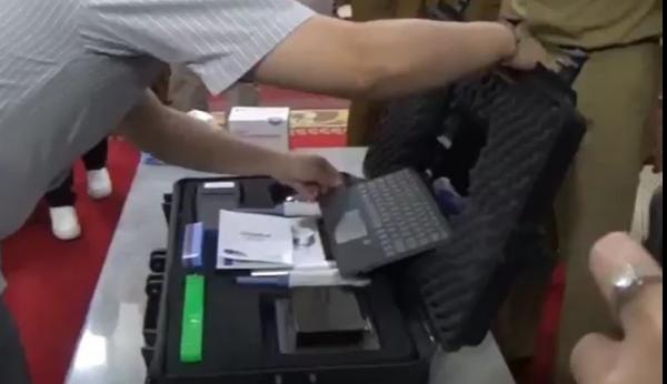 Alat PCR Portable milik Pemprov Jabar sebesar koper untuk tes swab. (Foto iNews/Beben HVA).