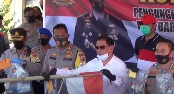 12 Pesilat2 Ditreskrimum Polda Jatim menunjukan bendera Merah Putih yang jadi pemicu pengeroyokan dan perusakan rumah warga di Situbondo. (Foto: iNews/Riski Amirul Ahmad)