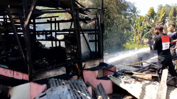 kebakaran Kebakaran tujuh kios di Padang Pariaman (Eka Guspriadi/iNews)