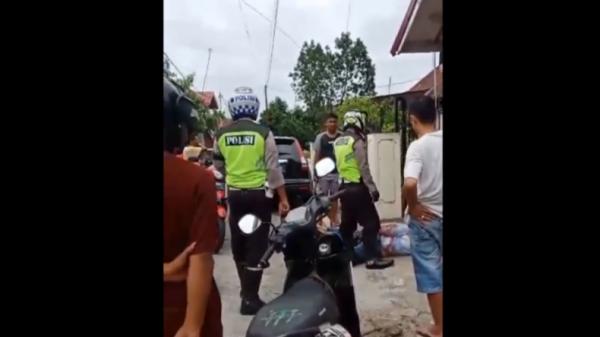 Polantas tangkap copet-1 Kedua pelaku copet tiarap dengan tangan terborgol saat ditangkap anggota Polantas Polresta Padang (Budi Sunandar/iNews)