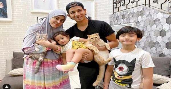 Fairuz A Rafiq dan keluarga kecilnya. (Foto Instagram).