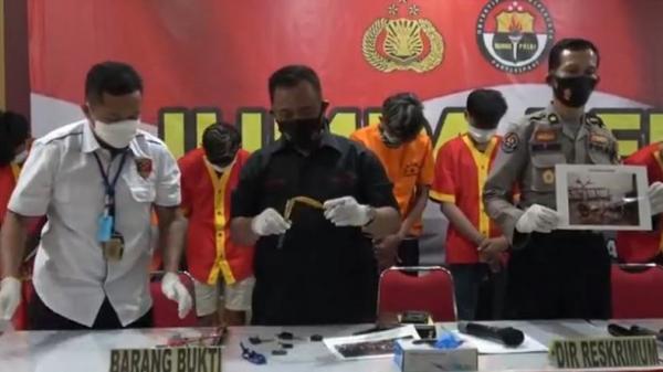 geng motor di Makassar2 Polda Sulsel memaparkan kasus penyerangan dua anggota geng motor di Kota Makassar, Sulsel, Kamis (13/8/2020). (Foto: iNews/Wahyu Ruslan)