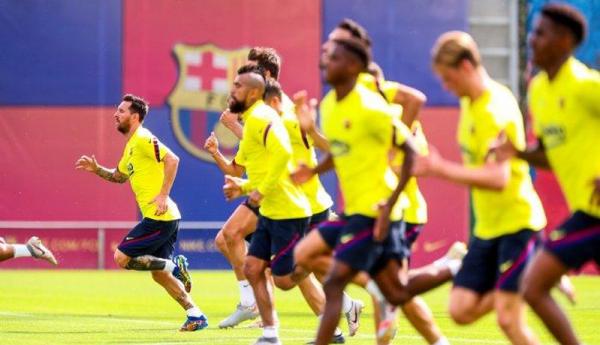Barcelona - 1 Skuat Barcelona saat sedang jalani latihan (Foto: Twitter @FCBarcelona)