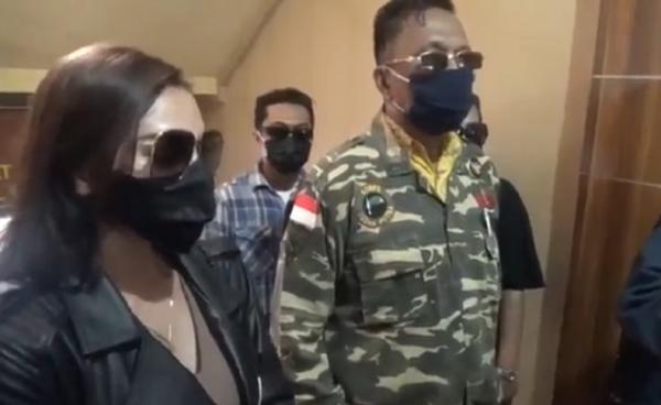 Istri Jerinx, Nora Alexandra dan ayah kandung Jerinx, Wayan Arjono mendatangi Polda Bali, Jumat (14/8/2020). (iNews.id/Aris Wiyanto)