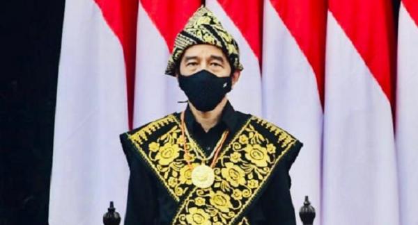 Presiden Joko Widodo menggunakan baju adat Sabu (Foto: Dok MPR)