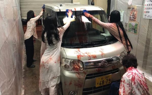 Setelah keluar dari rumah hantu, bercak darah di mobil pengunjung akan dibersihkan oleh para hantu (foto: CNN)