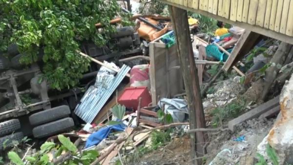 kecelakaan truk Kecelakaan truk di Padang, truk masuk jurang usai tabrak warung (Budi Sunandar/iNews)