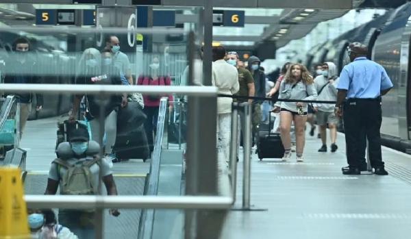 Keramaian di stasiun kereta Sejumlah turis asal Inggris memadati Stasiun Pancras, Prancis. Mereka hendak kembali ke negaranya sebelum aturan karantina mulai berlaku di Prancis pada Sabtu (15/8/2020) dini hari waktu setempat. (foto: The Sun)