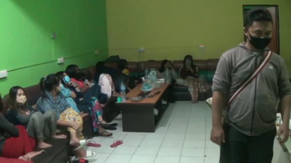Belasan perempuan diamankan saat operasi prostitusi online di Batam (Gusti Yennosa/iNews)