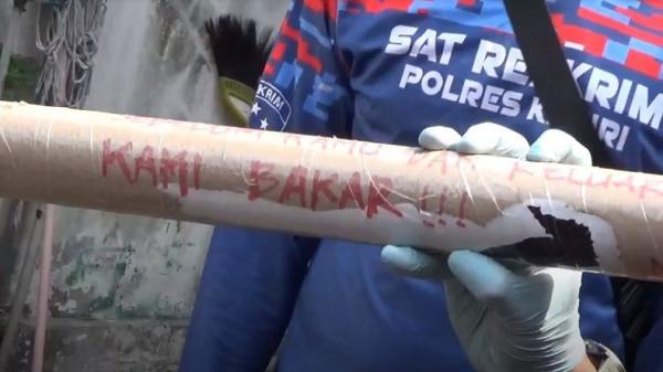 bupati kediri diteror Pesan ancaman teror di rumah Bupati Kediri. (Foto: iNews/Afnan Subagio)