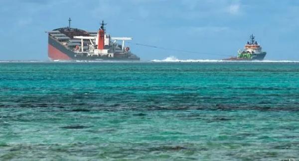 Badan kapal tanker Jepang yang karam di perairan dangkal Mauritius tengah ditarik ke tengah laut oleh kapal tunda. (foto: AFP)
