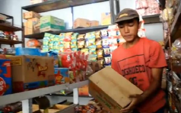 Pelajar di Bali jadi buruh angkut-2 Komang Sugi menjadi buruh angkut sejak jam 8 pagi hingga 8 malam. (iNews.id/Yunda Ariesta)