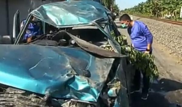 Bangkai Mobil Toyota Kijang yang ditabrak KA Sri Tanjung, Senin (17/8/2020).(foto: iNews.id/Pramono Putra)