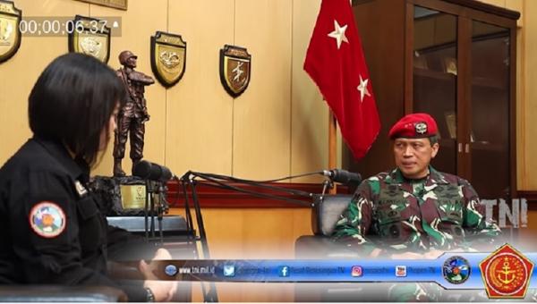 Danjen Kopassus Mayjen TNI I Nyoman Cantiasa dalam wawancara dengan tim Puspen TNI. (Foto: Puspen TNI).