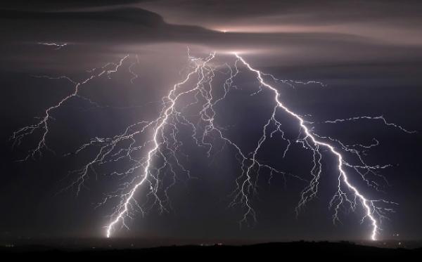 Intensitas sambaran petir meningkat di kawasan Death Valley dan dataran Santa Rosa di California. (foto: AP)