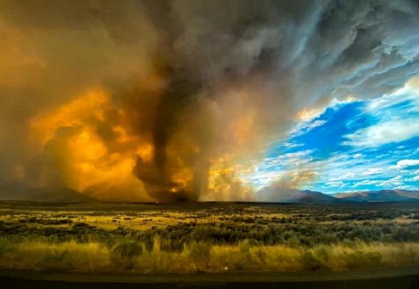 Suhu panas di Death Valley, California, memicu munculnya tornado panas yang menyebabkan kebakaran semak dan hutan. (foto: AP)