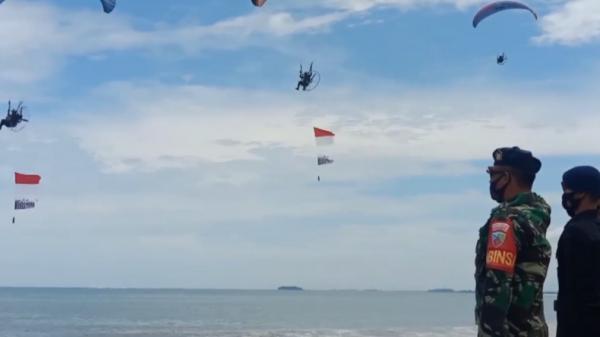 Upacara bendera di udara Upacara bendera dengan mengibarkan bendera merah putih di udara yang dilakukan komunitas Aerosport Sumbar (Budi Sunandar/iNews)