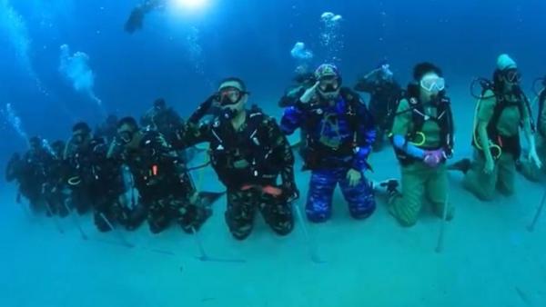 Peserta upacara bendera di bawah air di Maluku dalam rangka upacara HUT ke-75 RI. (Foto: iNews/Fandy Wattimena)