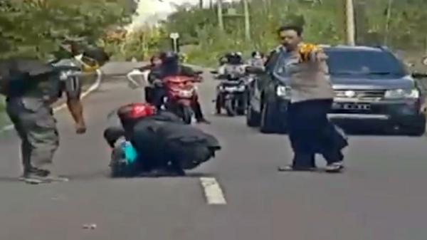 Wakapolres Prabumulih Kompol Agung Aditya saat menolong korban kecelakaan (Berrie Brima/iNews)