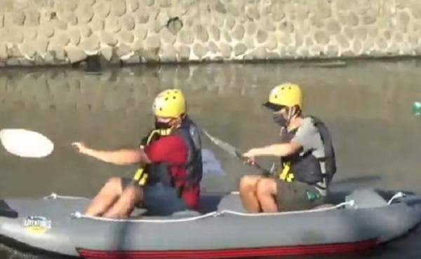 Sejumlah wisatawan asing meramaikan Lomba Kayak di Sungai Tukad Mati, Badung, Bali, Senin (17/8/2020). (iNews.id/Bagus Alit)