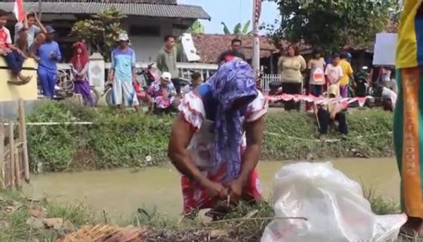 Indramayu Para peserta pria mengenakan pakaian daster saat lomba agustusan memancing. (Foto iNews/Toiskandar).
