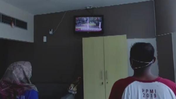 Pasien Covid-19 di Padang, Sumatera Barat mengikuti upacara bendera (Budi Sunandar/iNews)