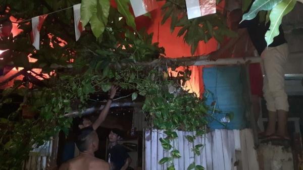 Warga membantu petugas pemadam kebakaran (damkar) untuk memadamkan api di lokasi kebakaran,  Jalan Kartini 10, Rt.003/Rw.09, Sawah Besar, Jakarta Pusat, Selasa (18/8/2020) malam. (Foto: BPBD DKI).