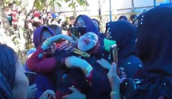 Kondisi mobil Toyota Rush rusak di bagian depan setelah terlibat kecelakaan beruntun di Jalan Ahmad Yani, Kota Palangka Raya, Kalteng. (Foto: iNews/Ade Sata)