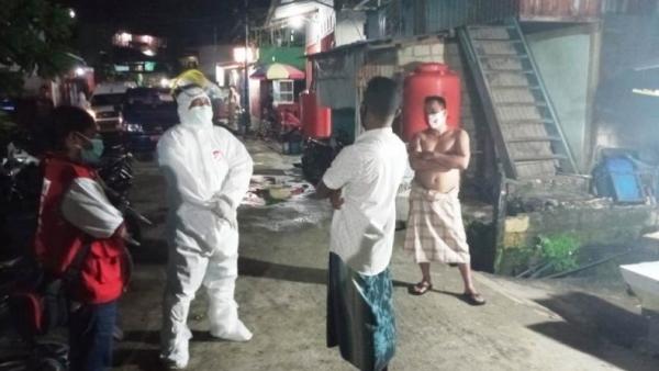 Aiptu Muhammad Naufal Saefudin (berpakaian APD) Aiptu Muhammad Naufal Saefudin (berpakaian APD) saat memberikan pemahaman kepada warga tentang pencegahan dan penanganan pasien Covid-19 di salah satu kawasan perumahan di Kota Jayapura, Papua. (Foto: Istimewa)
