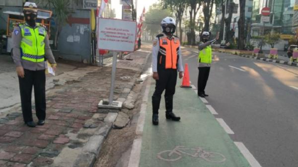 Satlantas Polres Jakarta Barat (Jakbar) menggelar sosialisasi pencegahan penularan virus corona (Covid-19) di jalur sepeda, Jumat (21/8/2020). (Foto: TMC Polda Metro)..