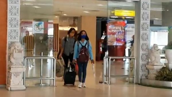Sejumlah penumpang terlihat di Bandara I Gusti Ngurah Rai, Badung, Bali, Jumat (21/8/2020). (Foto: iNews/I Gusti Bagus Alit Sidi W)
