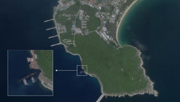 Kapal selam china 1 Foto satelit kapal selam nuklir milik China tengah memasuki terowongan di Pangkalan Angkatan Laut Yulin. (foto: CNN)